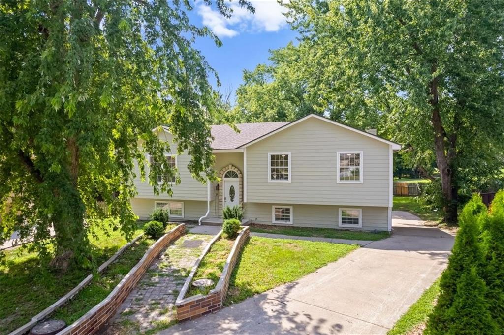 318 SE Bent Tree Drive — photo