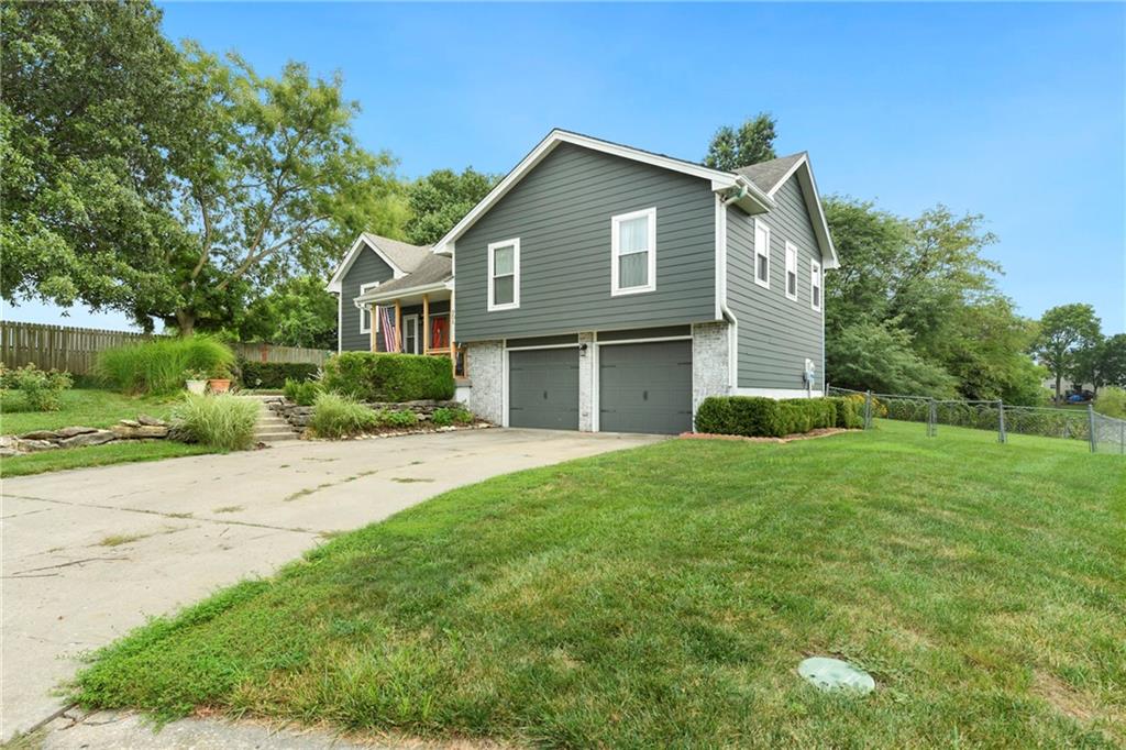 906 Fairview Circle — photo