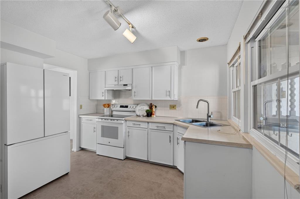 10215 Conser Street — photo