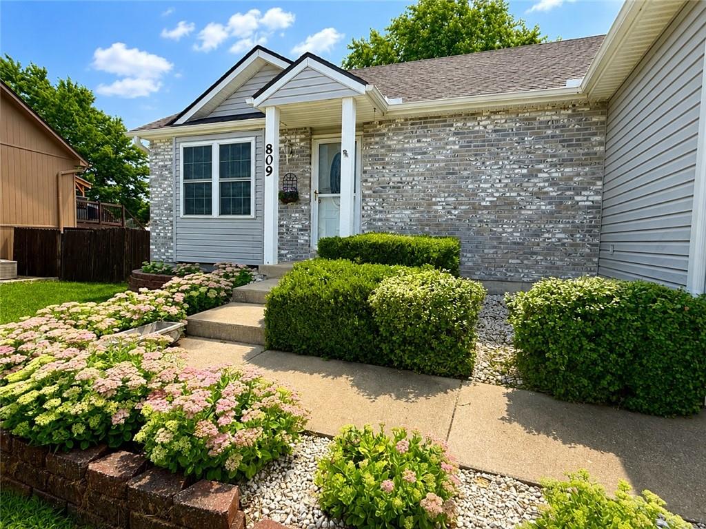 809 SW Graystone Drive — photo