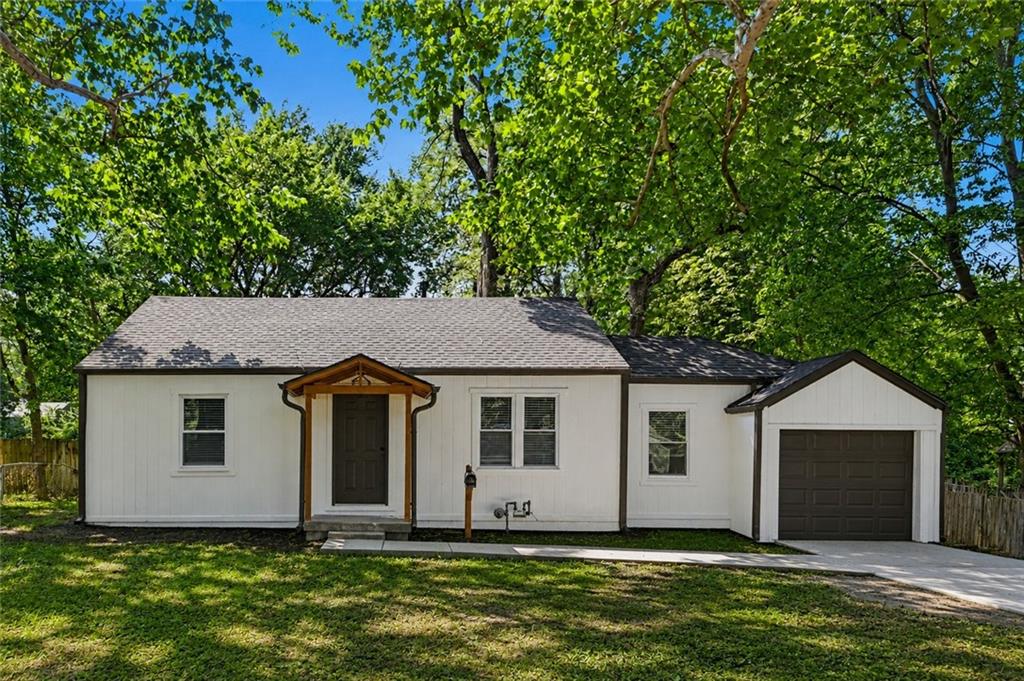 11220 Applewood Drive — photo