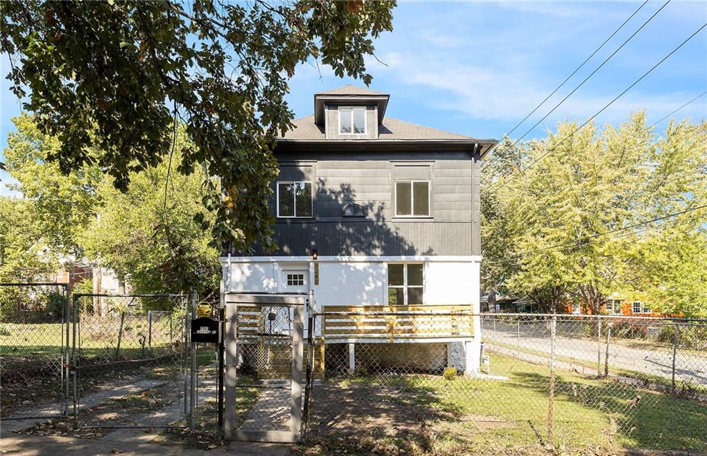 3242 Roberts Street — photo