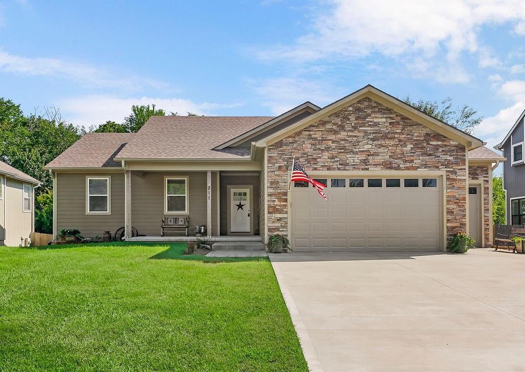 211 Hillside Drive — photo