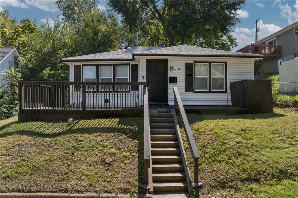 2718 Mary Street — photo