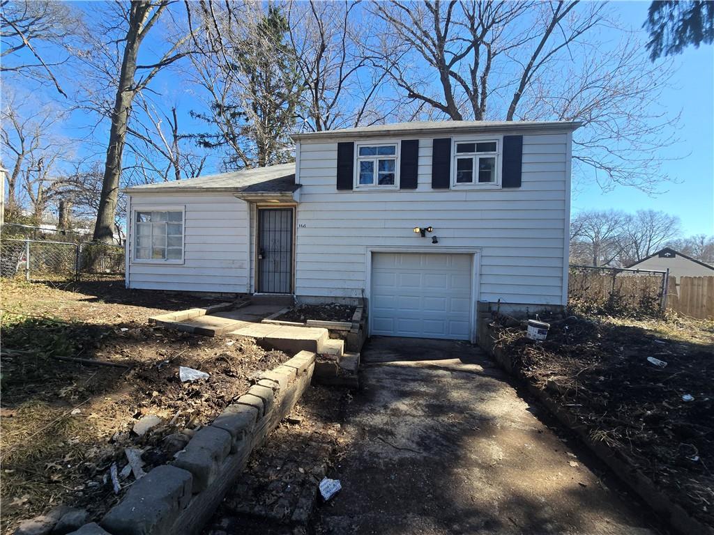 4405 N Oak Trafficway — photo