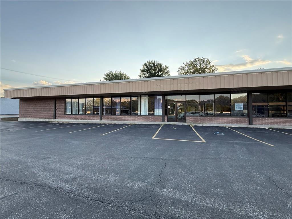 7407 N Oak Trafficway — photo