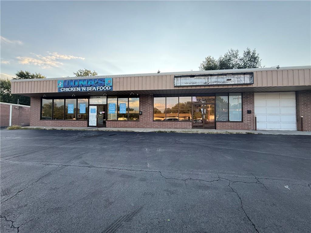 7403 N Oak Trafficway — photo