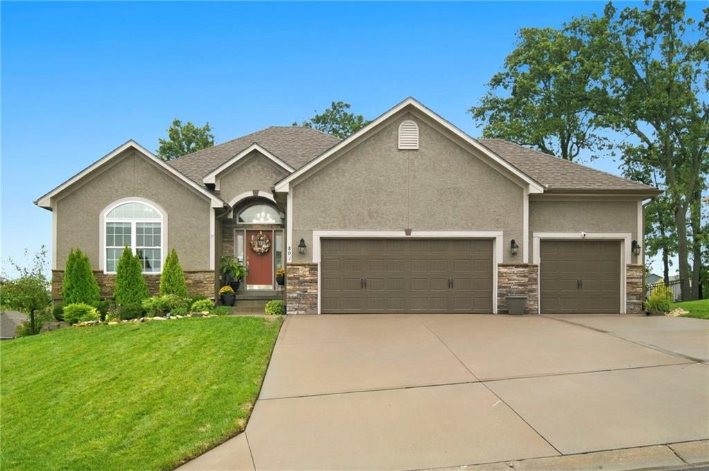 801 SE Pine Court — photo