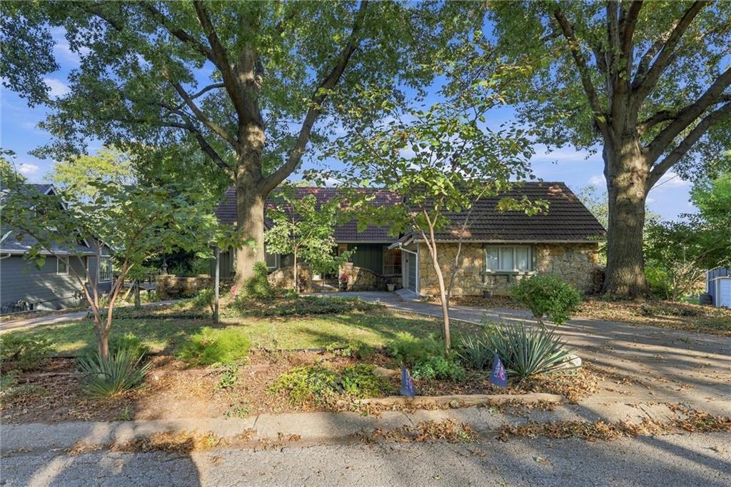 6825 Lakeshore Drive — photo