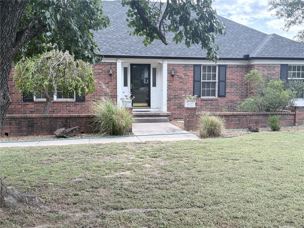 2604 Country Club Circle — photo