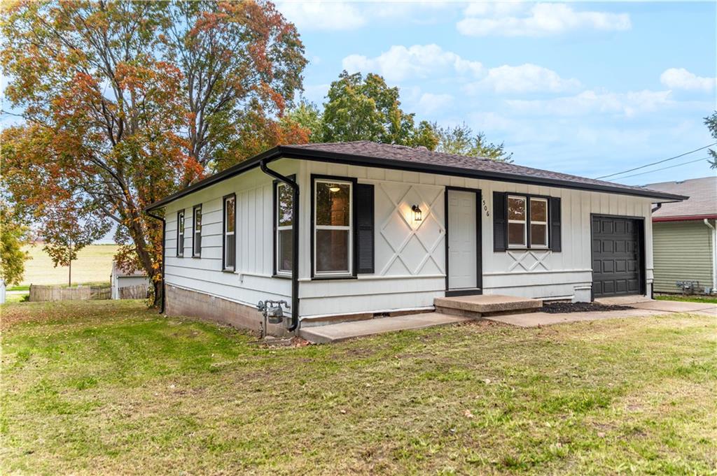 1506 S Sharp Avenue, Marshall, MO 65340