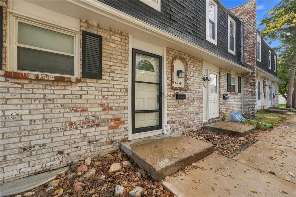 6938 NW Chapel Woods Lane — photo