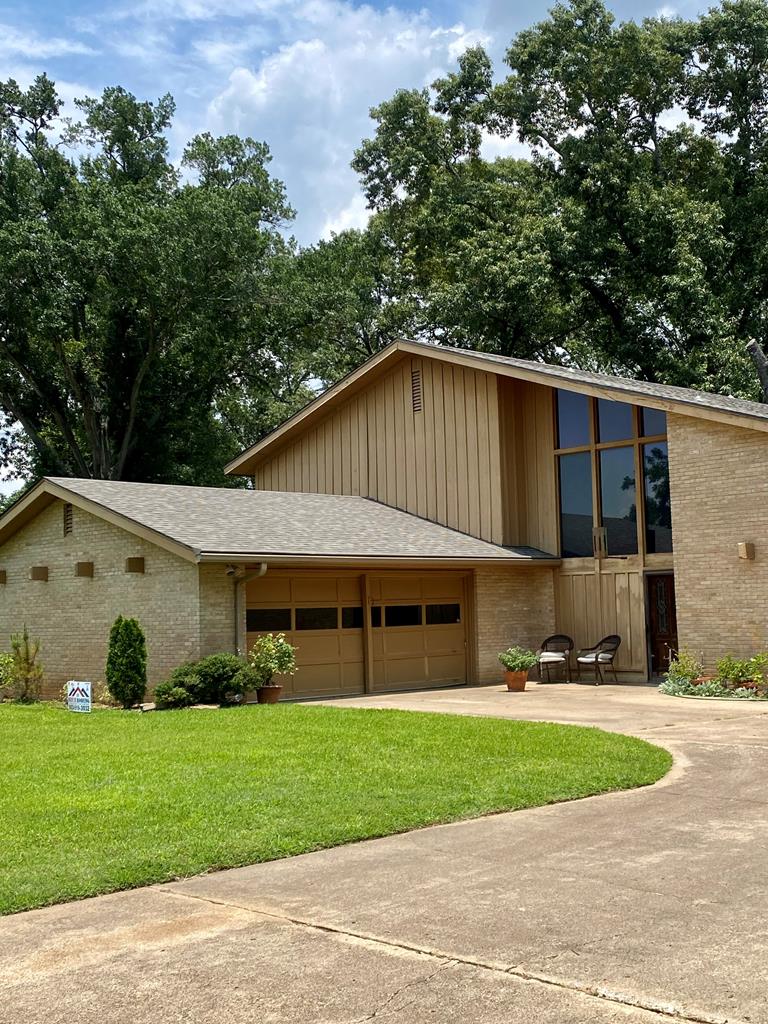 926 Bradley Dr — photo