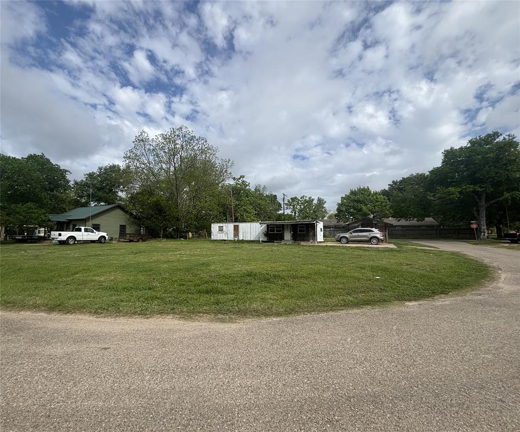 211 E Railroad Dr — photo