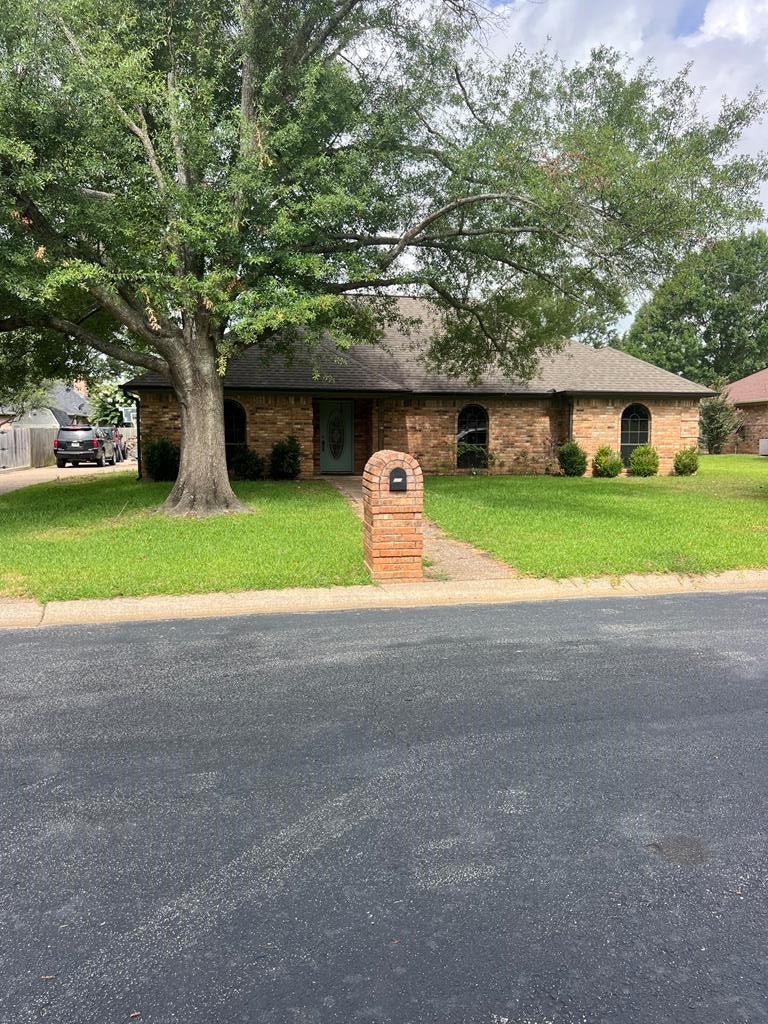 610 Pecos — photo