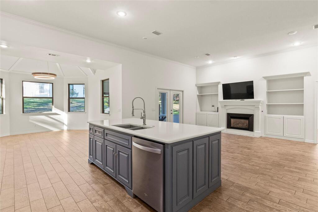 409 Oak Creek Dr — photo