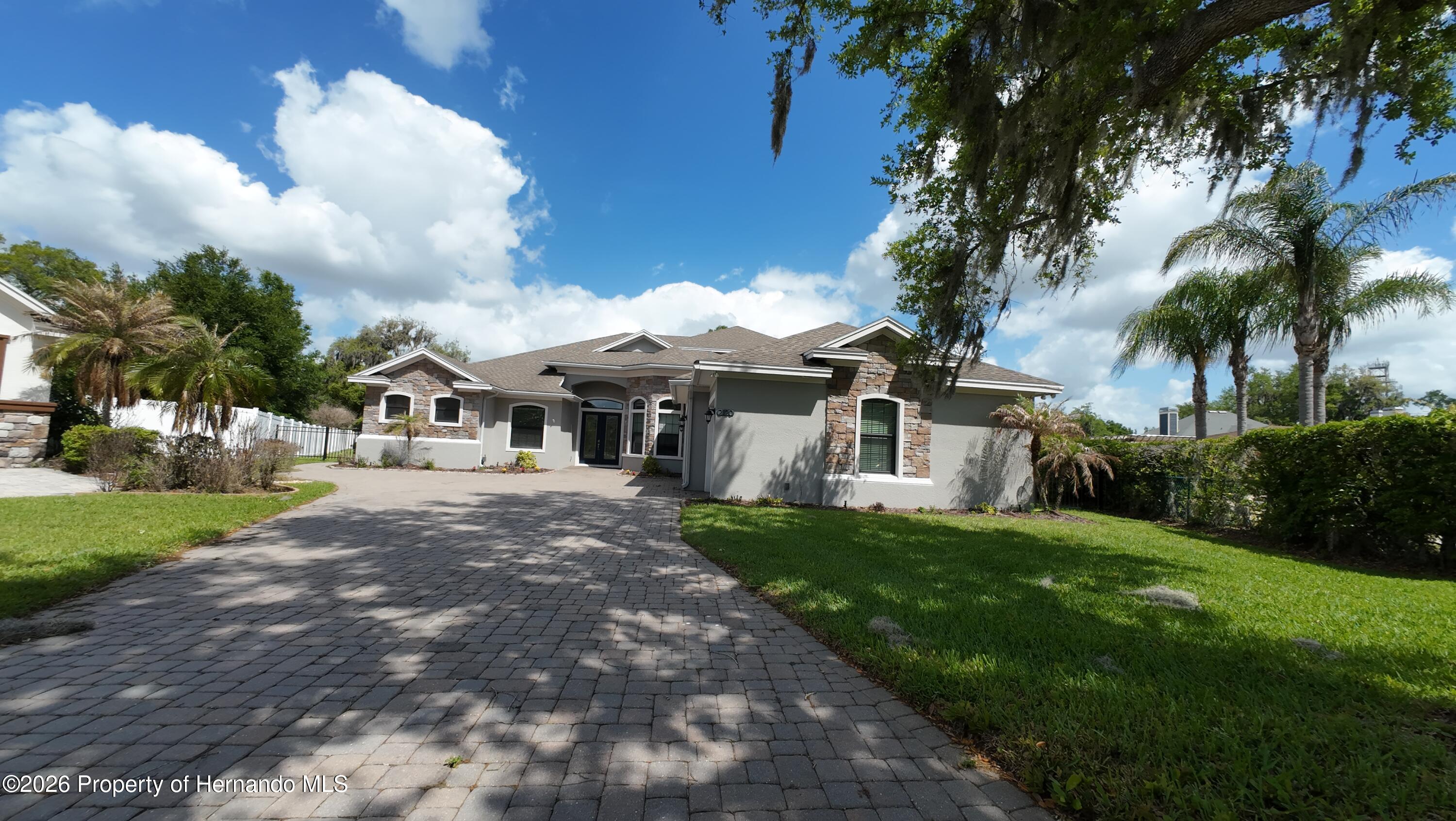 2120 Southern Oaks Lane — photo