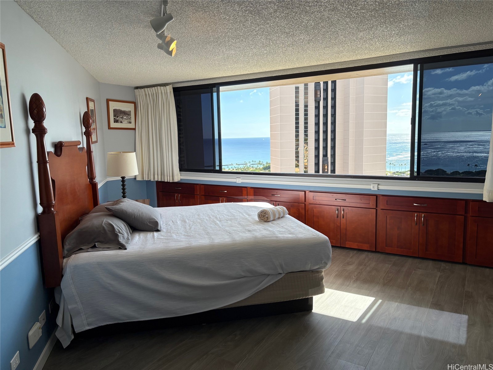 1700 Ala Moana Boulevard 3201 — photo