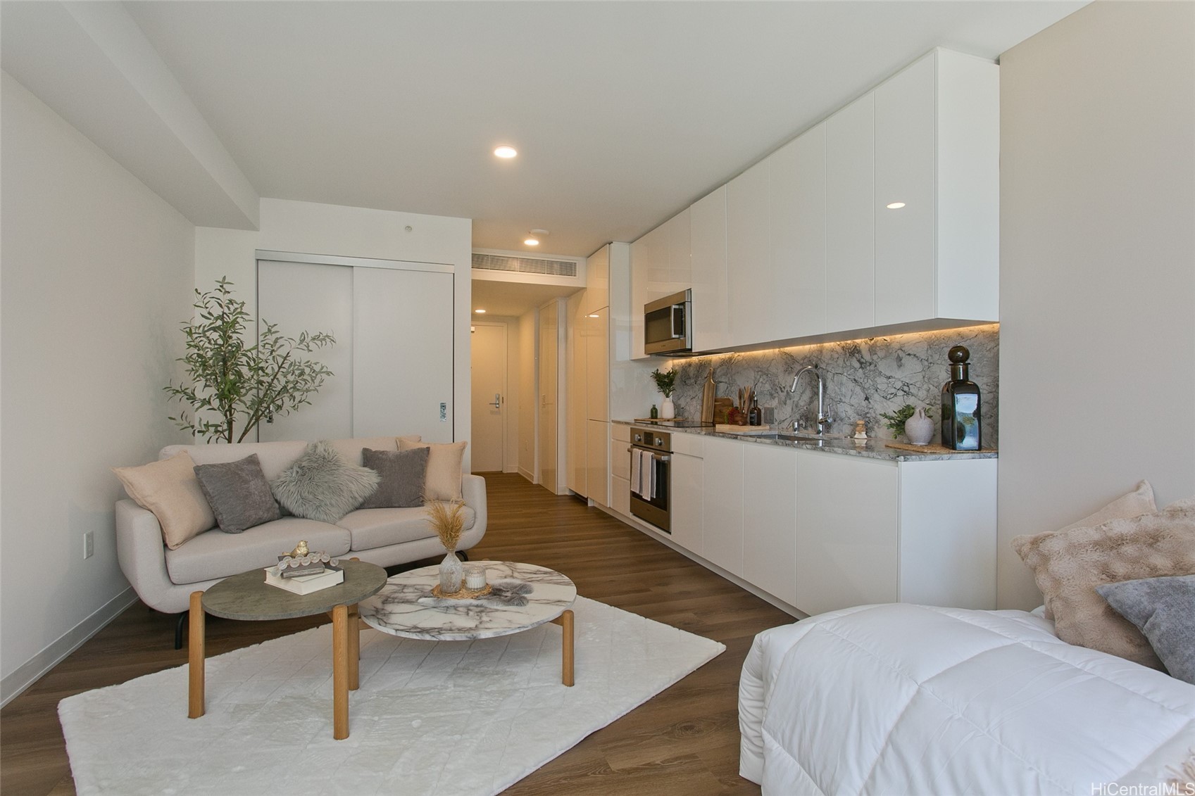 987 Queen Street 3506 — photo