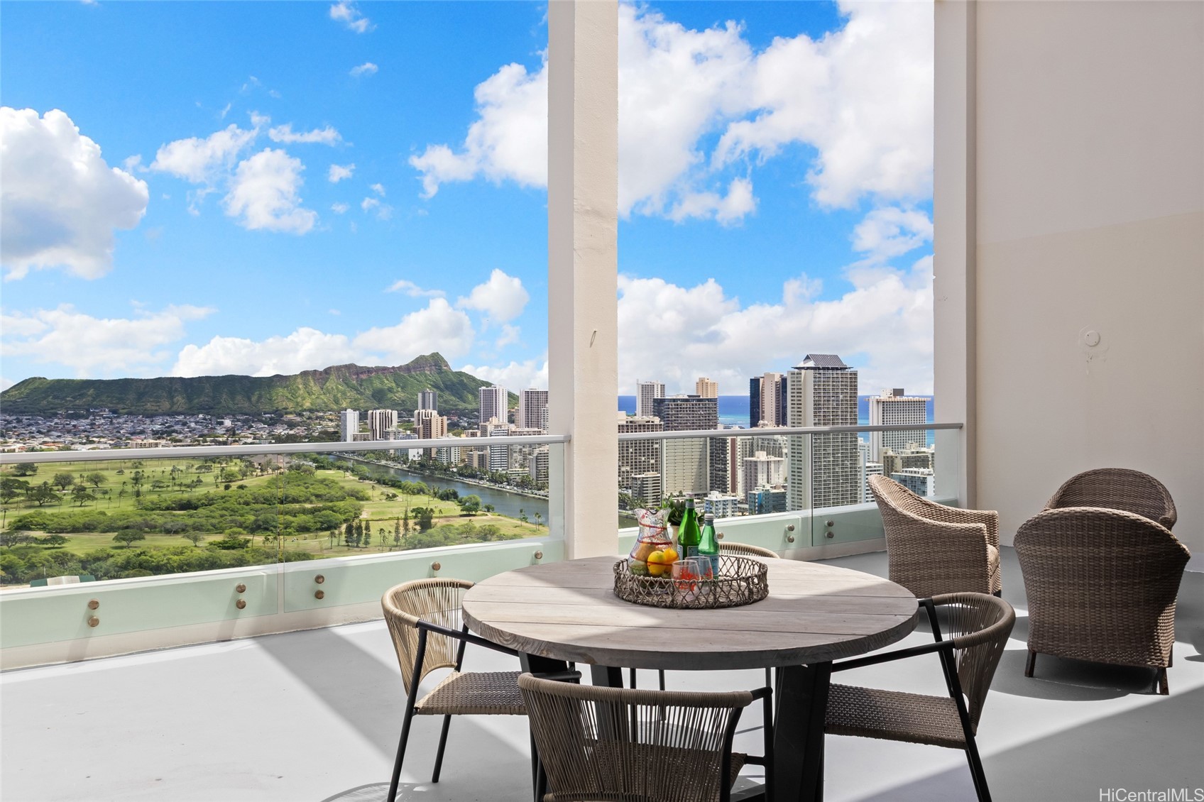 555 University Avenue Ph1 — photo
