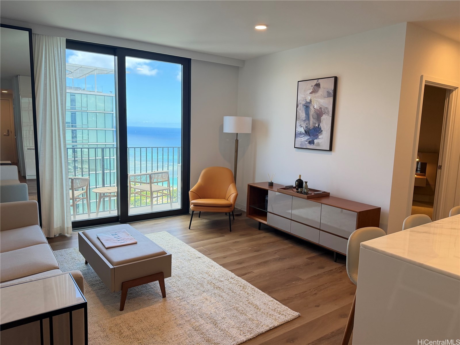 987 Queen Street 4104 — photo