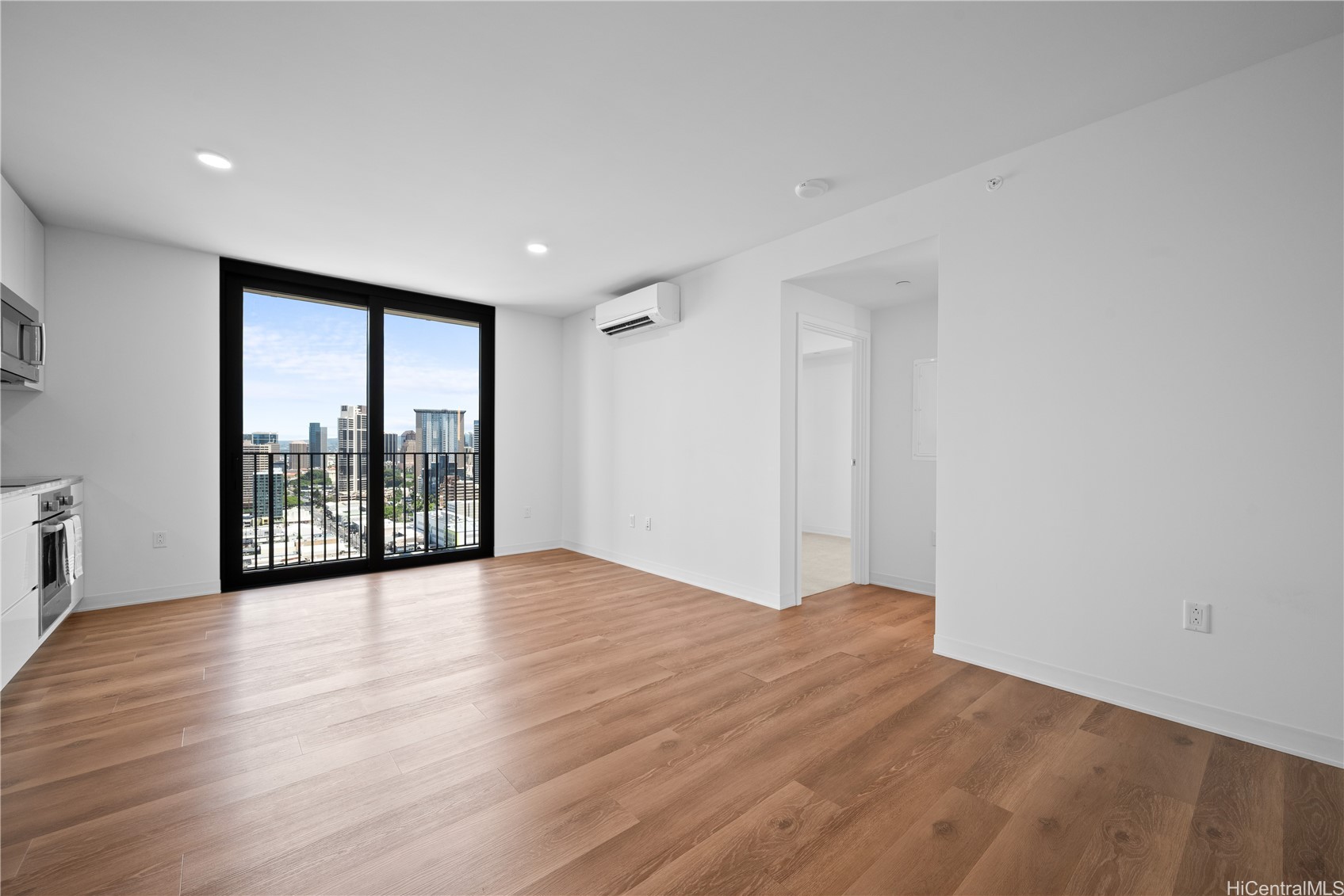 987 Queen Street 2503 — photo