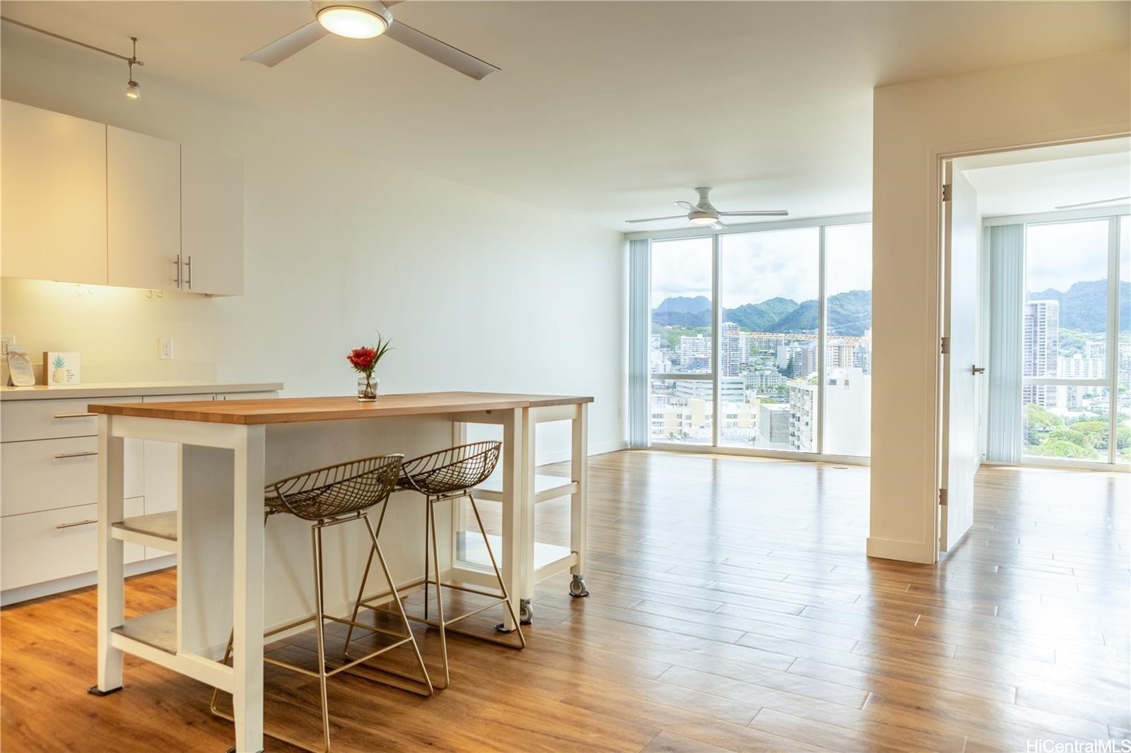 888 Kapiolani Boulevard 2001 — photo