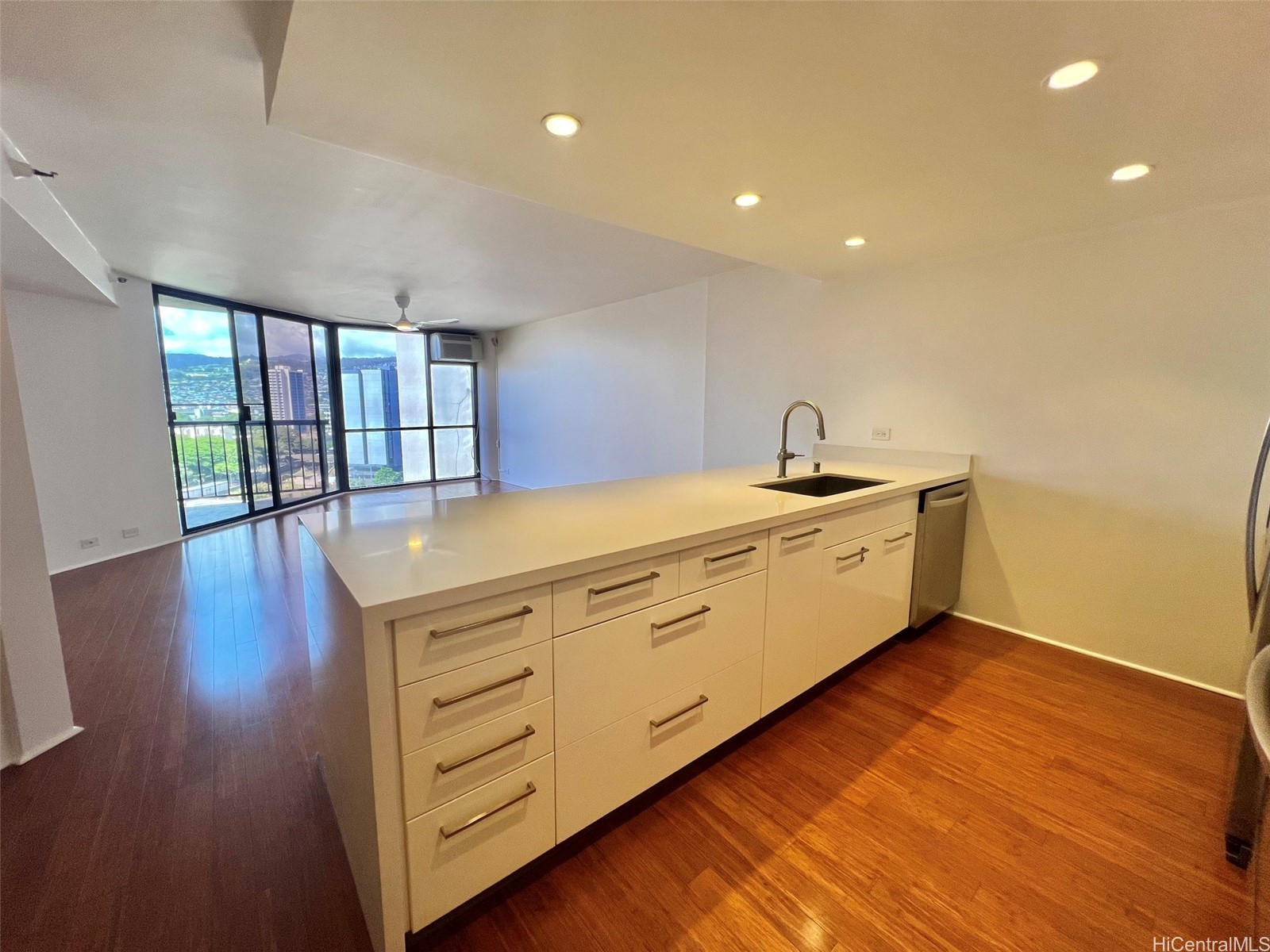 60 N Beretania Street 1404 — photo