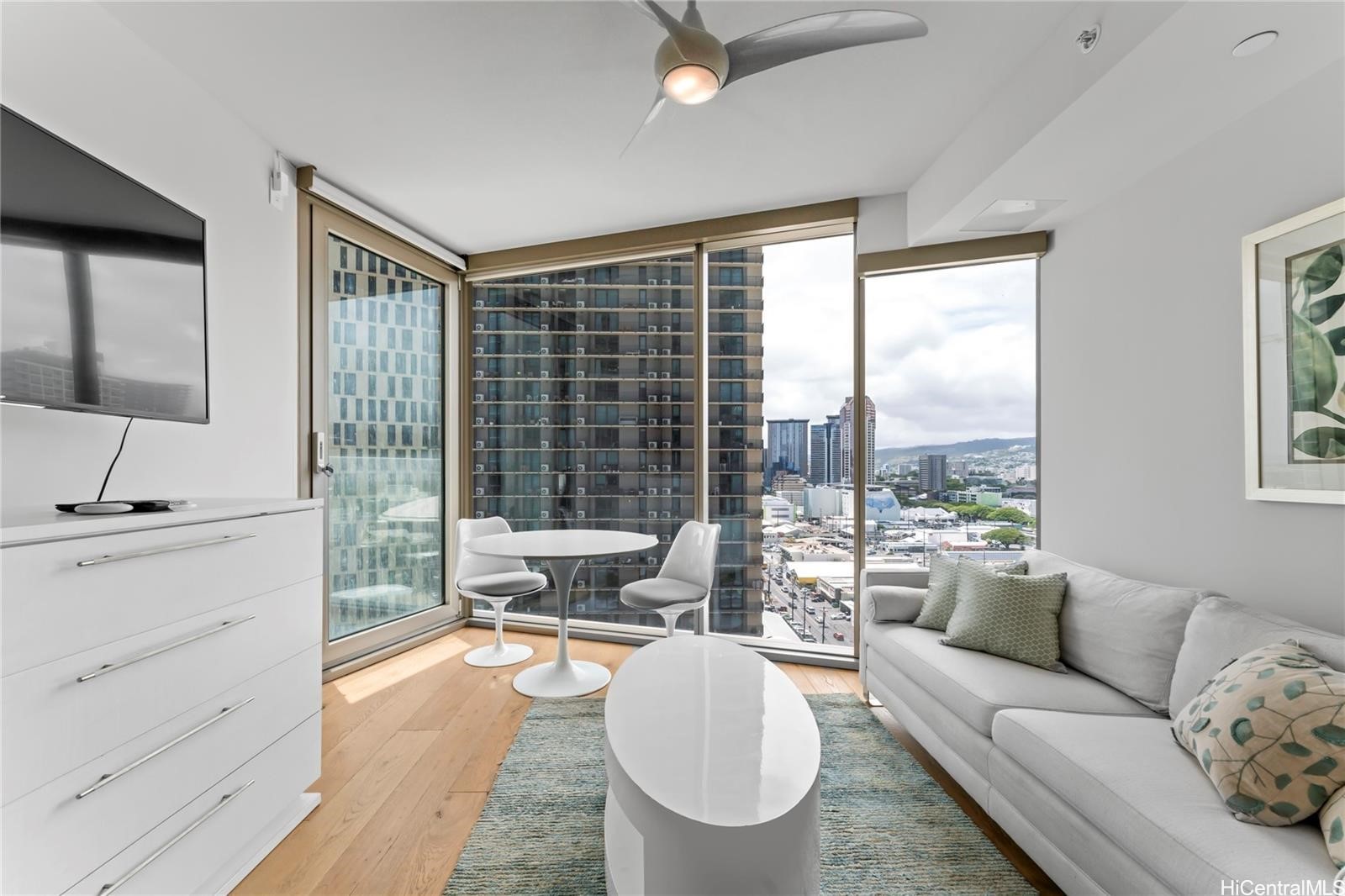 1001 Queen Street 1407 — photo