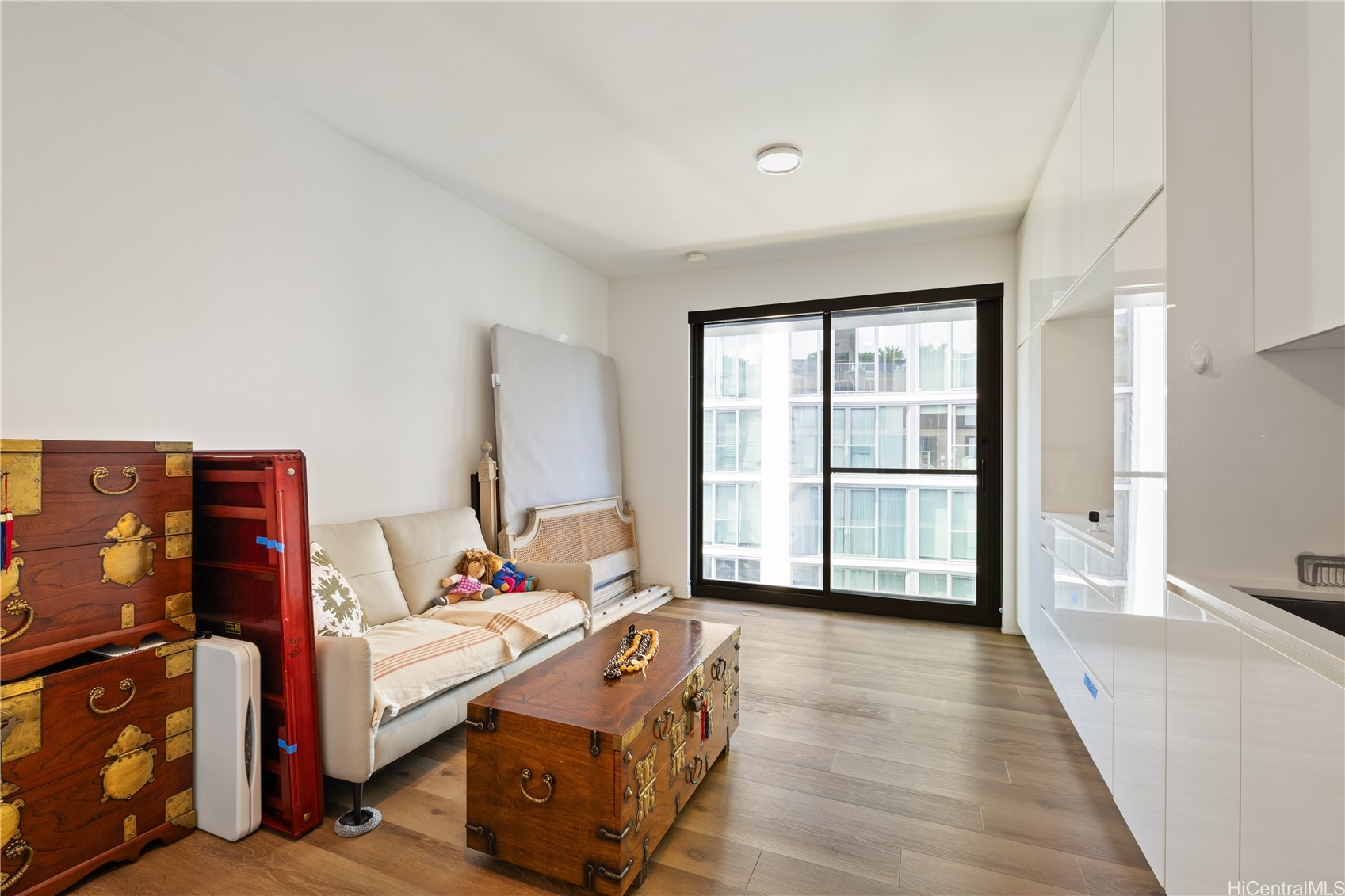 987 Queen Street 617 — photo