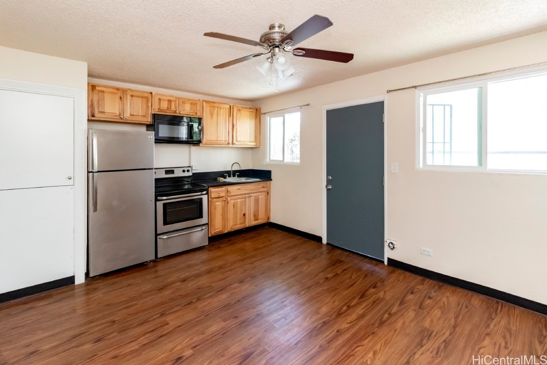 2503 Ala Wai Boulevard J — photo