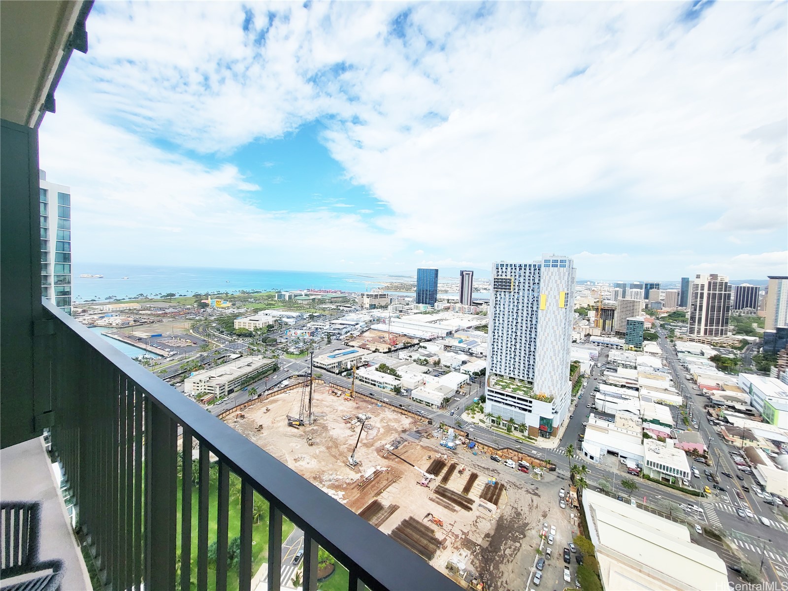 987 Queen Street 3713 — photo