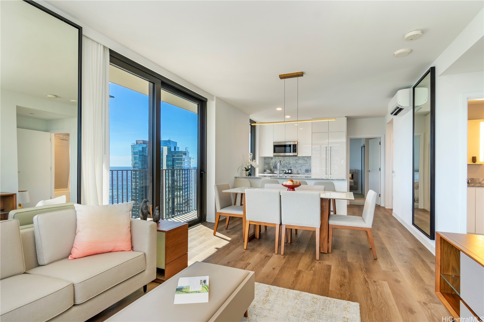 987 Queen Street 3714 — photo