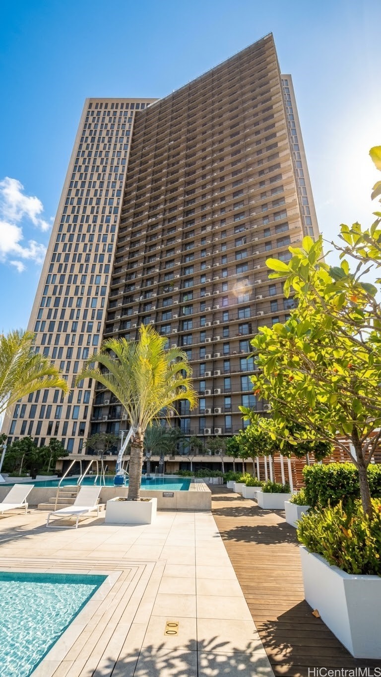 987 Queen Street Unit 316 — photo