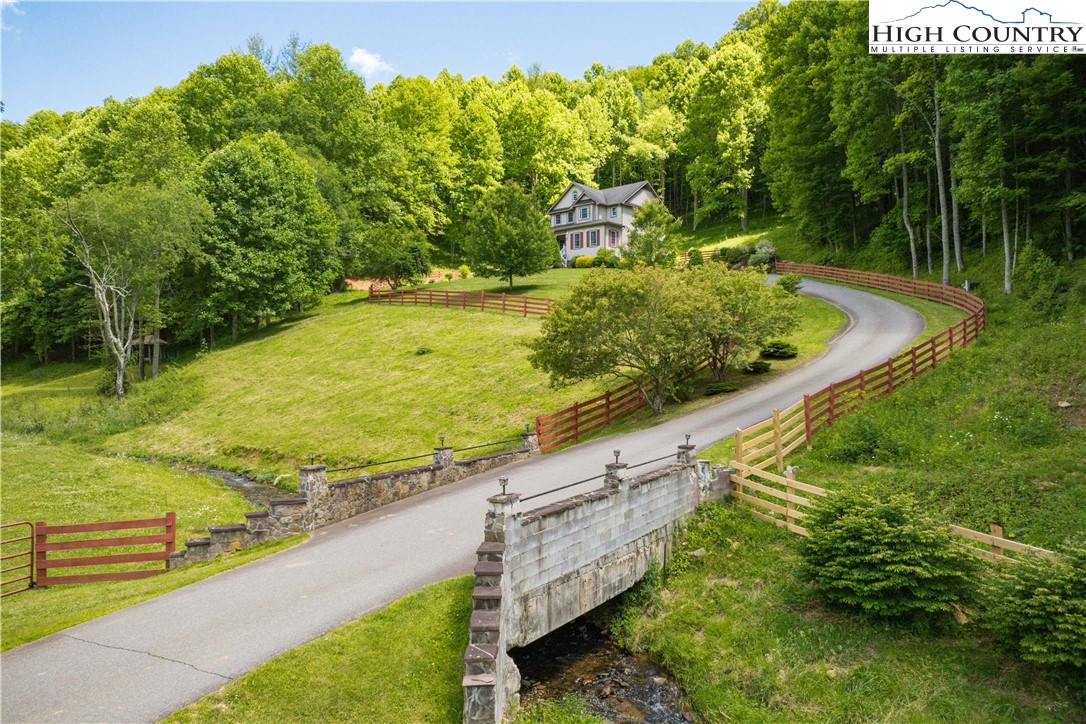 1527 Mabel School Road — photo
