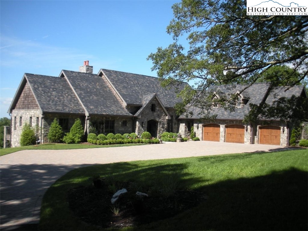 733 Dogwood Lane — photo