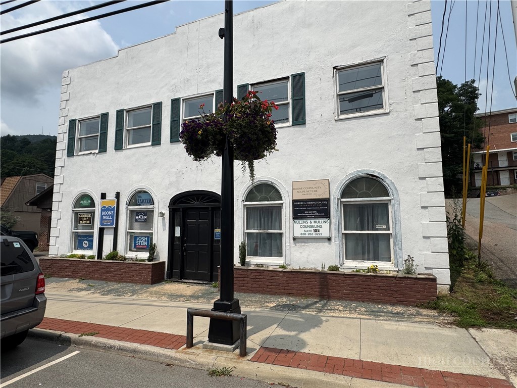 890 W King Street — photo