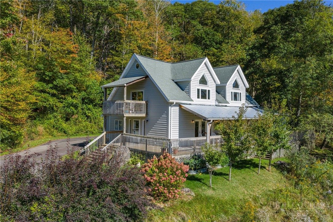 5722 Howards Creek Road — photo
