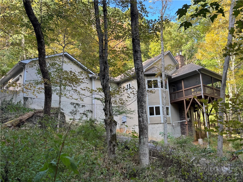 5321 Howards Creek Road — photo