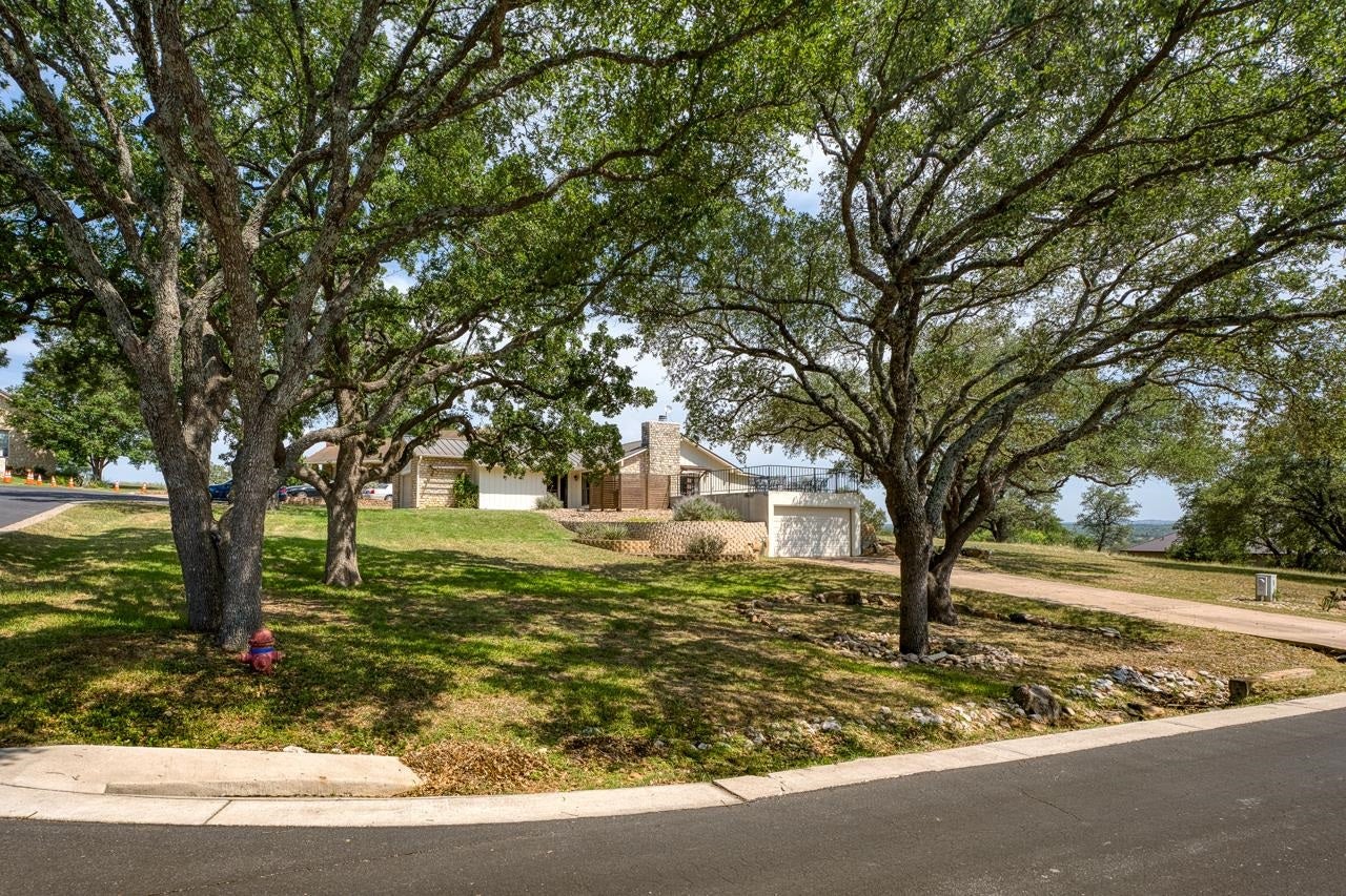 305 Onyx — photo