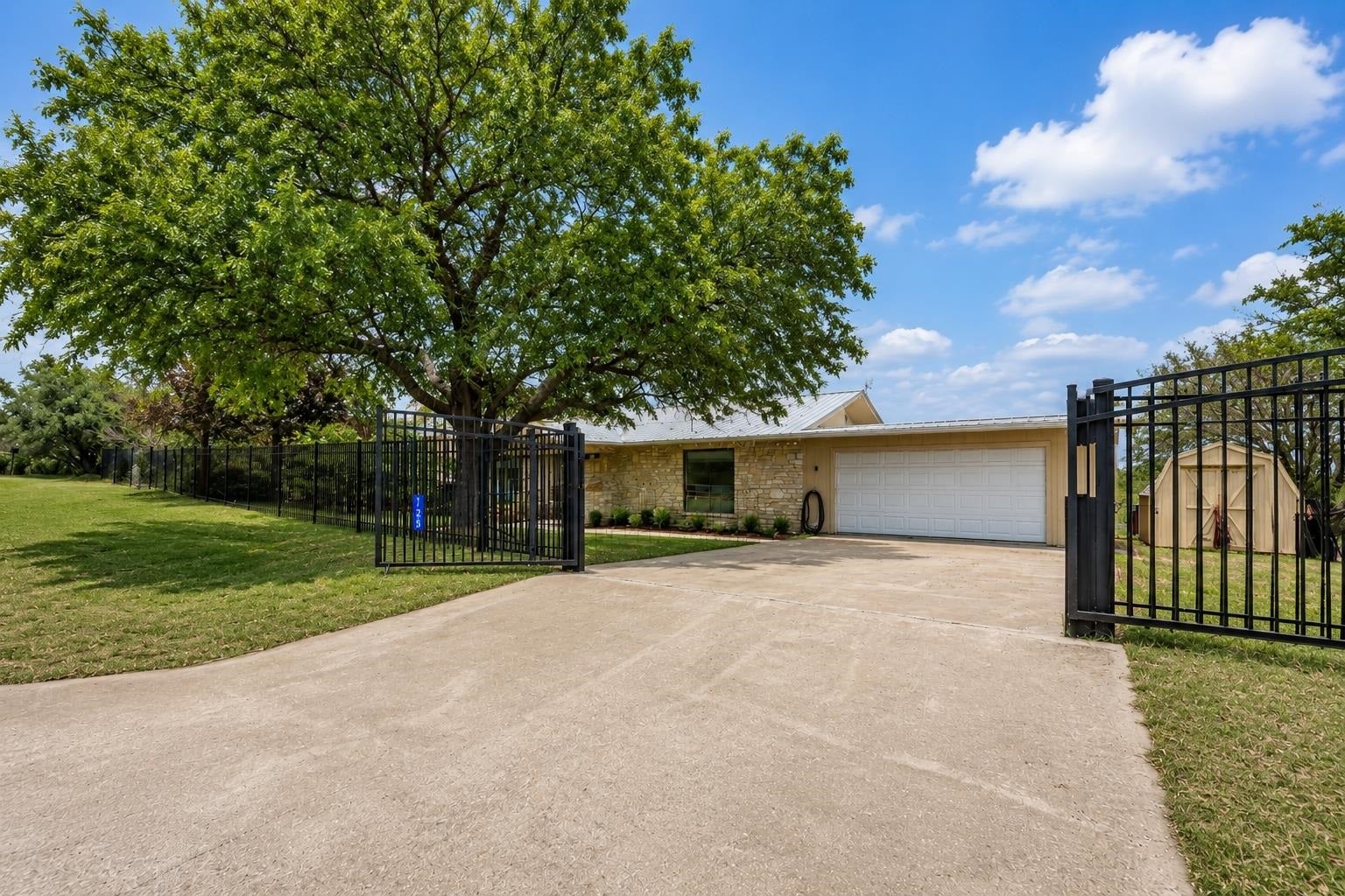 125 Winding Way — photo