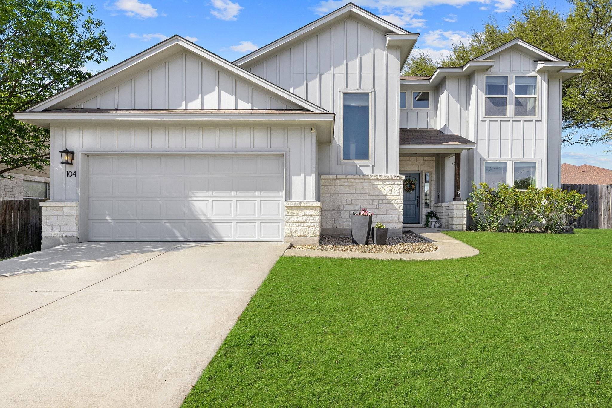 104 Carmen CV — photo