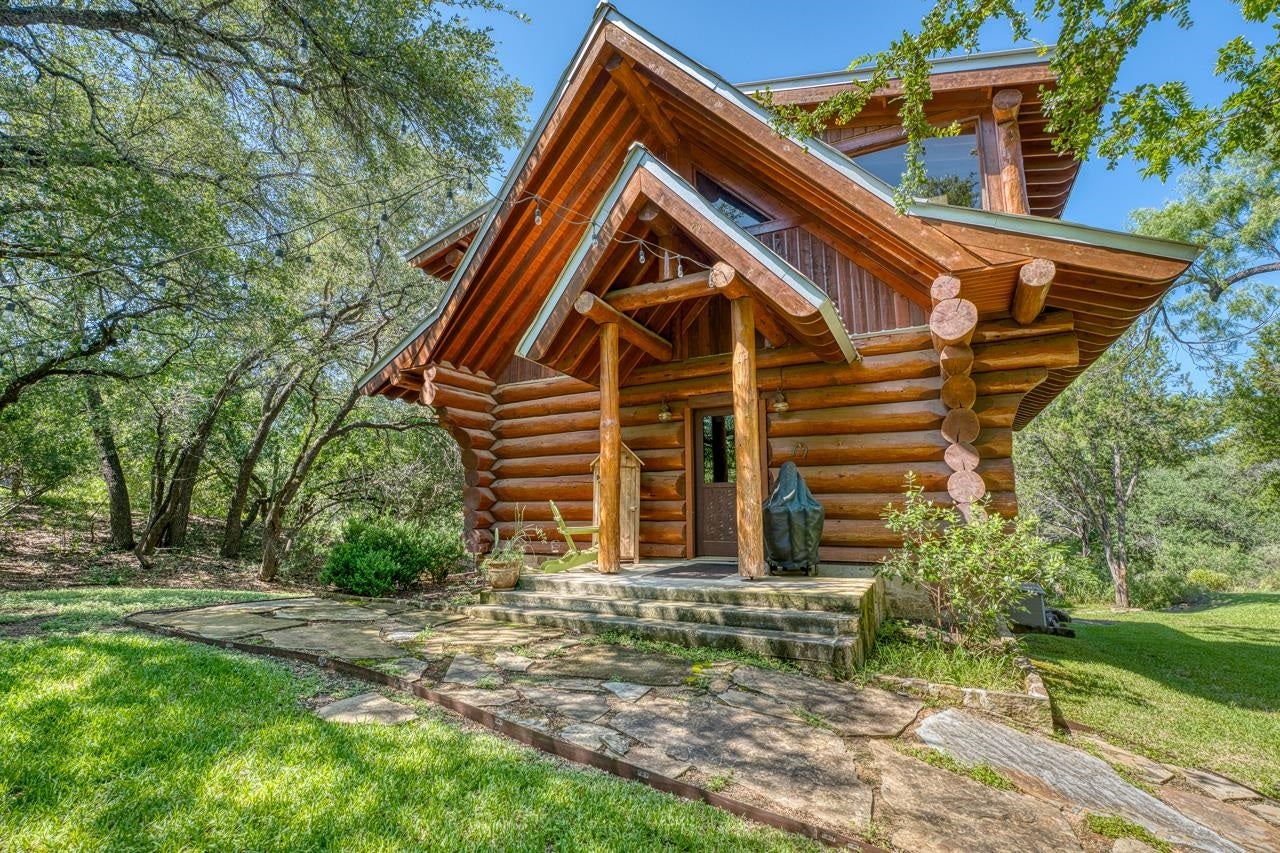 1221 Longhorn — photo