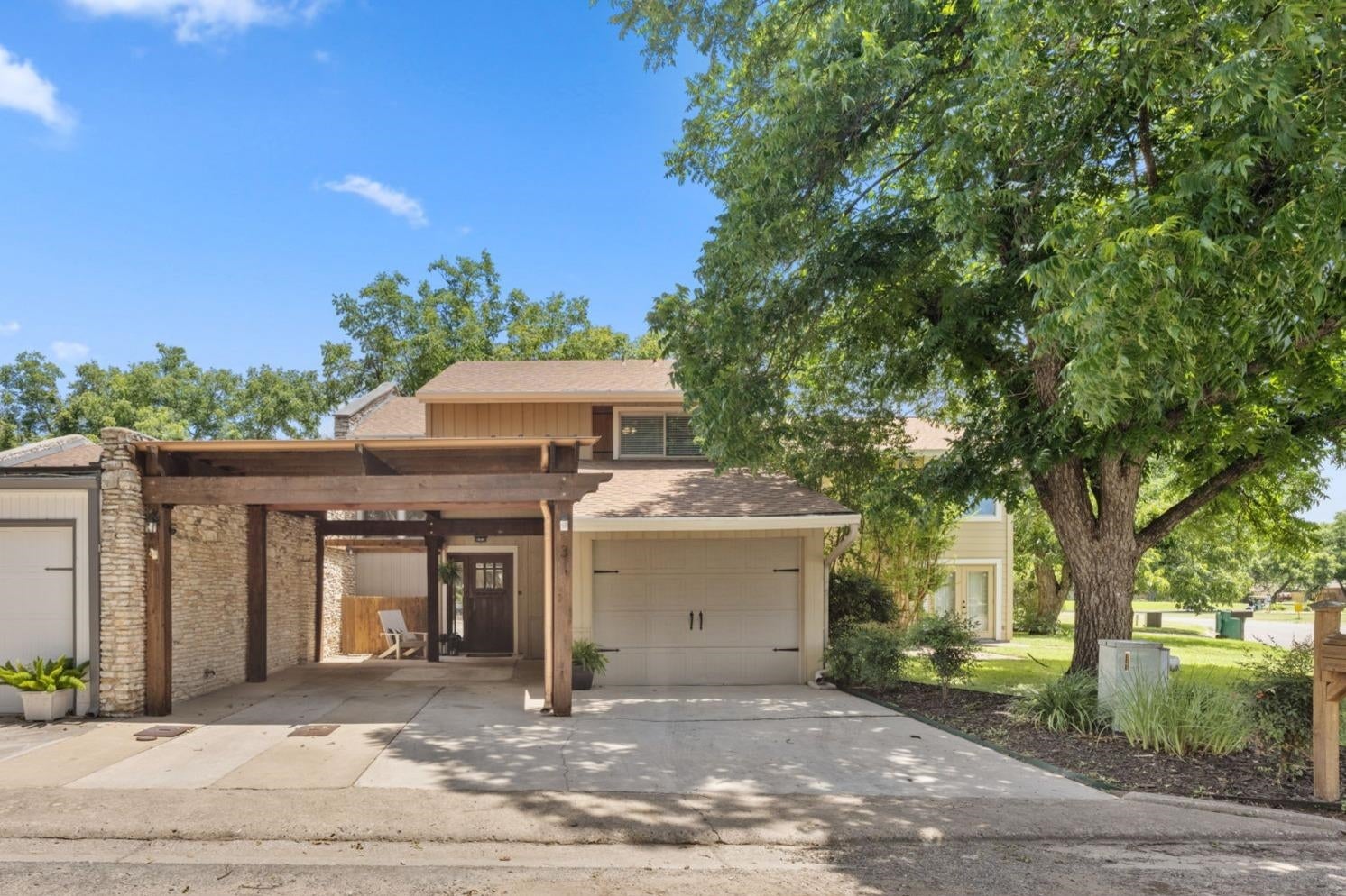 3 Augusta — photo