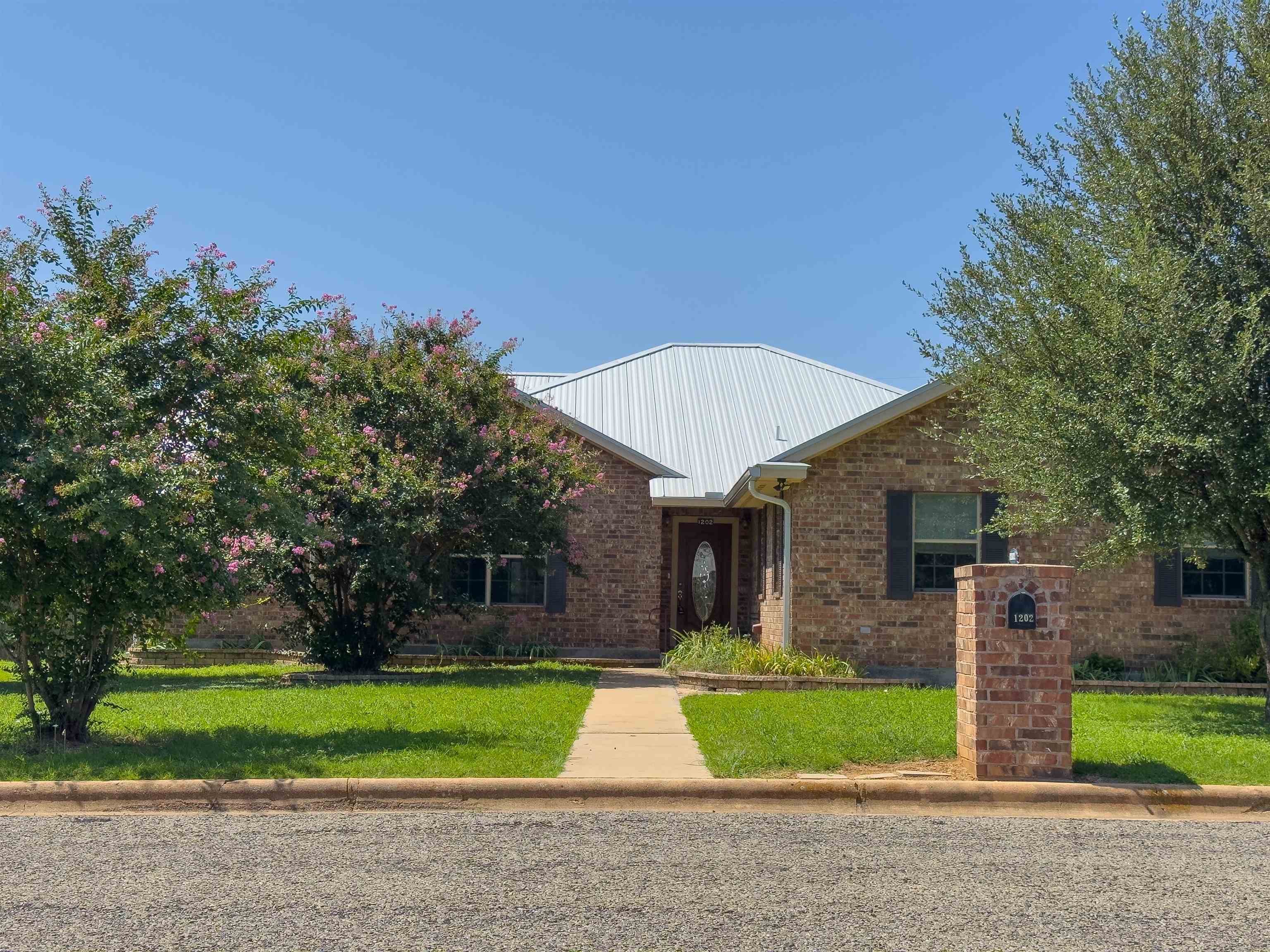 1202 E Wallace Street — photo