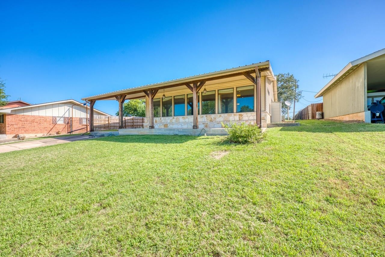4047 River Oaks Drive — photo