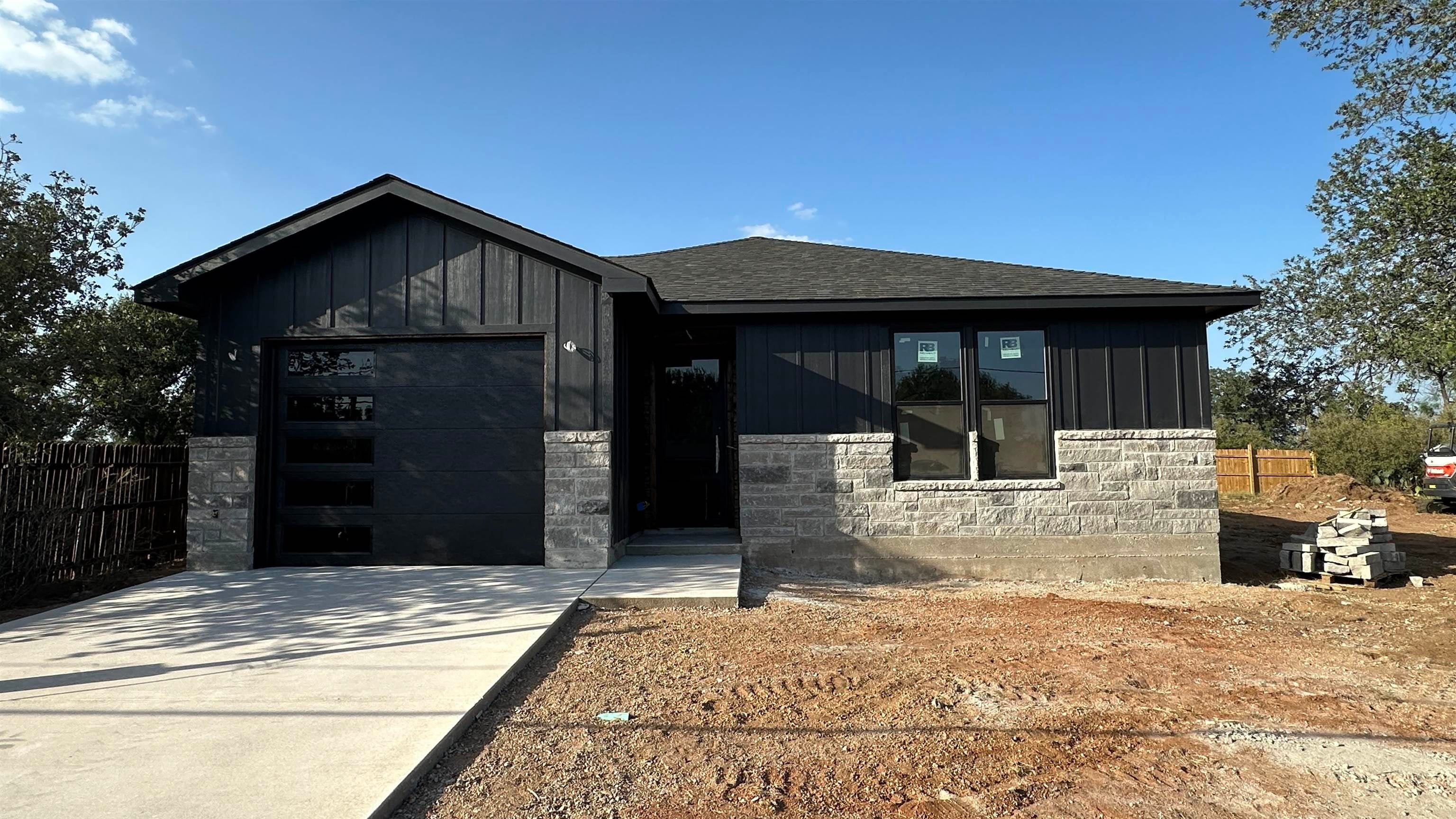 126 W Maple Dr — photo