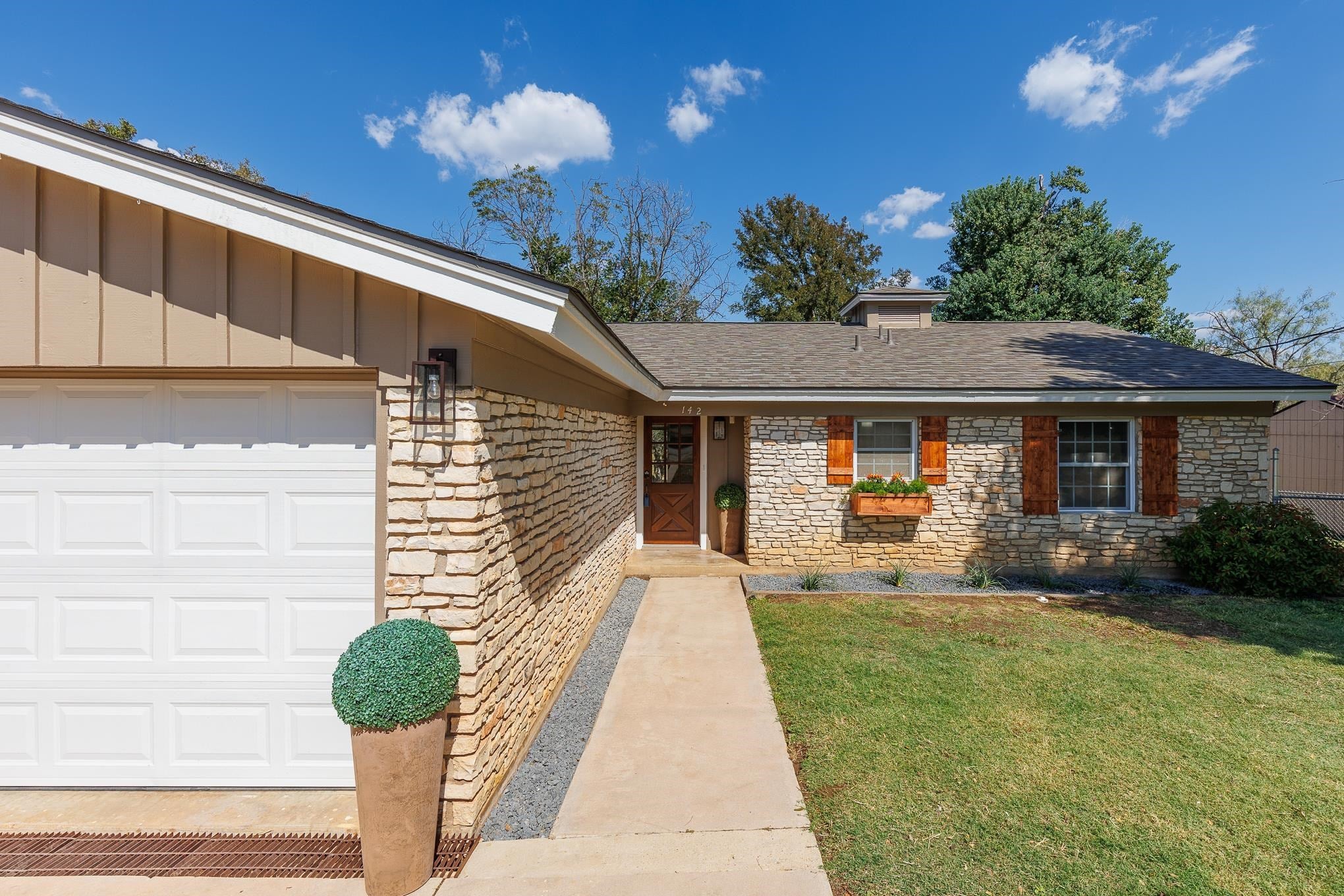 142 Lakeshore Dr — photo