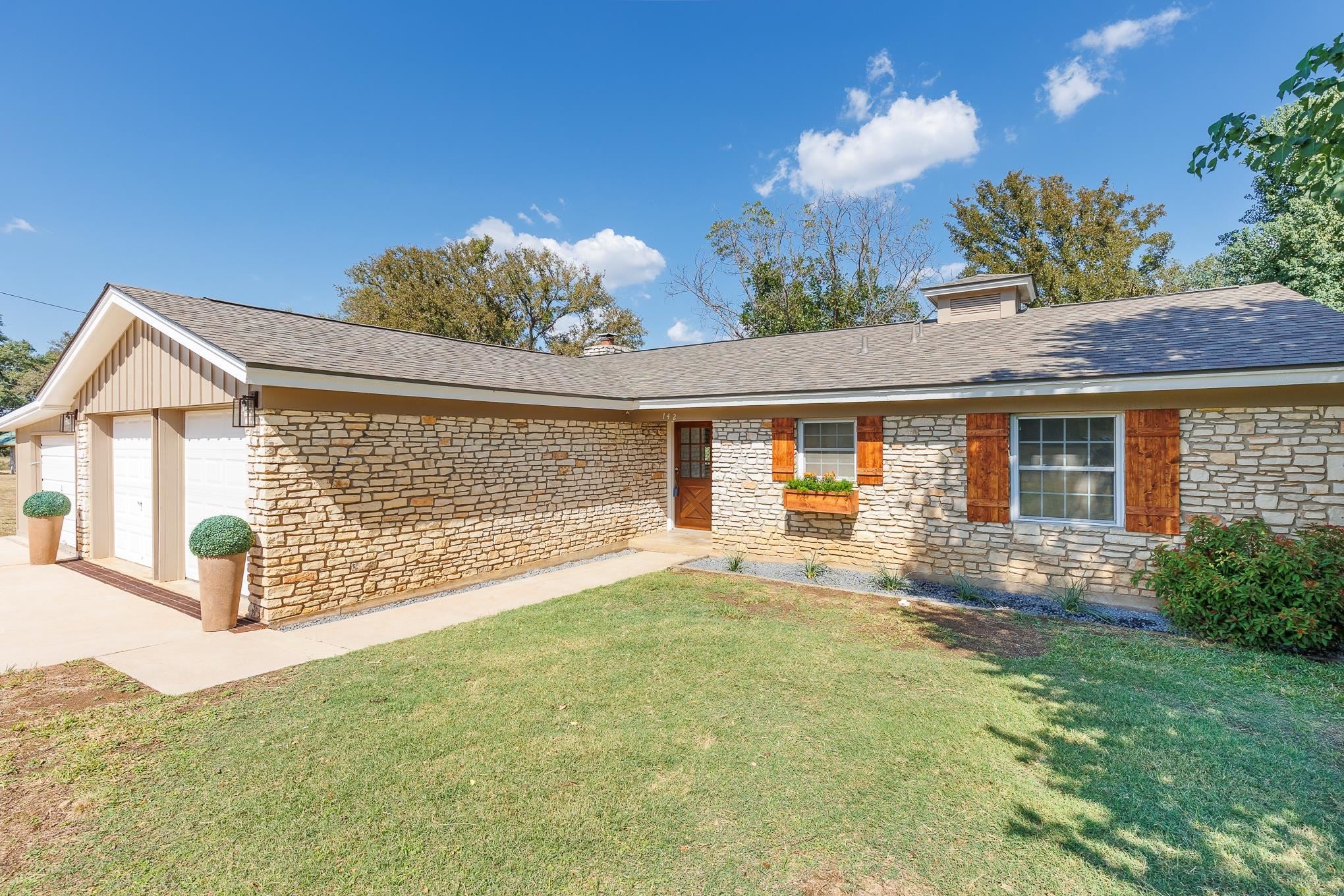 142 Lakeshore Dr — photo