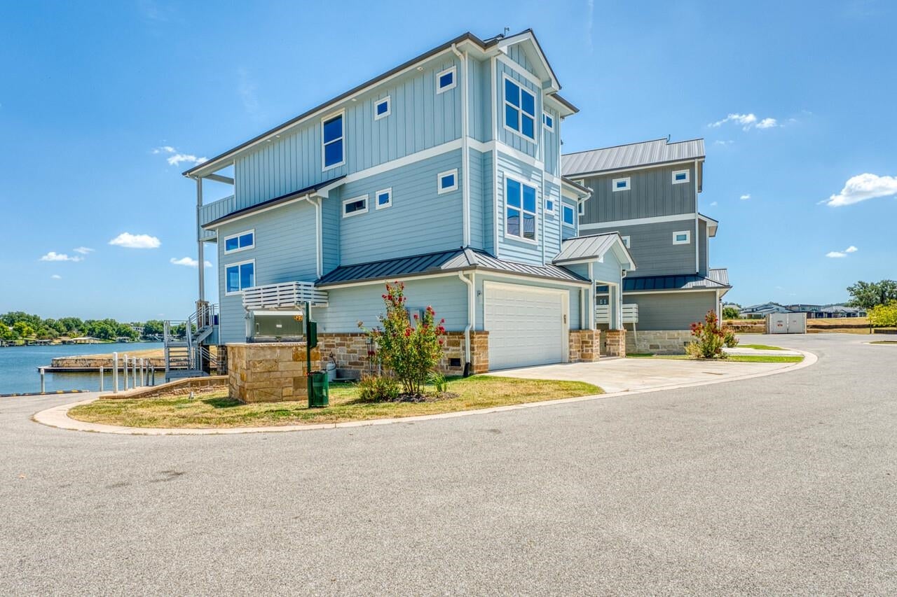 320 Island Circle — photo